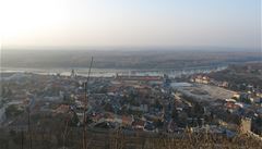 Msto se svauje z kopce k Dunaji.