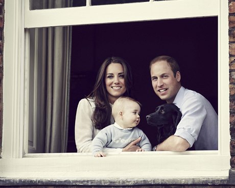 Britský princ William s manelkou Kate zveejnili fotografii, na které jsou zachyceni se svým synem, princem Georgem.