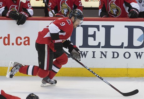 Útoník Ottawy Milan Michálek zazáil bhem zápasu s Edmontonem