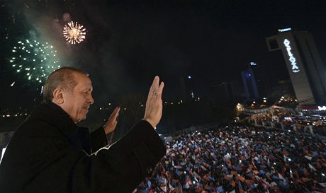 Recep Tayyip Erdogan oslavuje volební úspch.