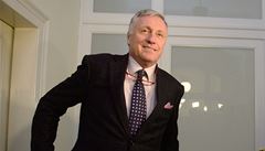 Mirek Topolánek u pražského městského soudu. Mirek Topolánek u pražského městského soudu.