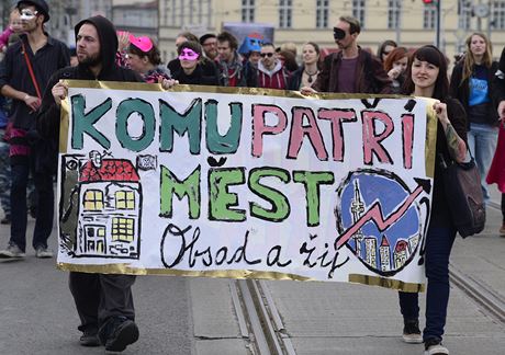Centrem Prahy proel odpoledne dvousethlavý prvod píznivc squattingu. 