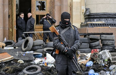Ozbrojení písluníci ukrajinských speciálních jednotek ped budovou regionální správy v Charkov.