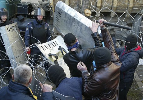 Radikálové v Doncku napadli sídlo gubernátora, policie nasadila vodní dla