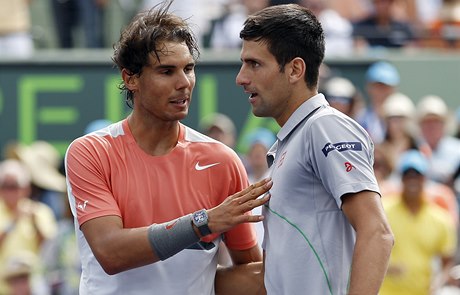 Rafael Nadal (vlevo) a Novak Djokovi.
