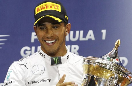Lewis Hamilton s pohárem pro vítze VC Bahrajnu.