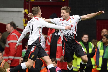 Steven Gerrard (vpravo) se raduje z gólu. Vlevo je jeho spoluhrá Lucas.