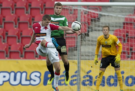 Zleva Tomá Necid ze Slavie a Filip Novák z Jablonce bojují o mí ped jabloneckým brankáem Romanem Valeem.