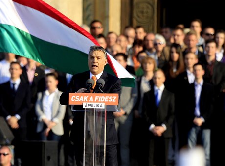 Maarský premiér Viktor Orbán hovoí na pedvolebním mítinku své strany Fidesz. 