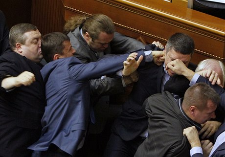 Úterní rvaka v ukrajinském parlamentu.