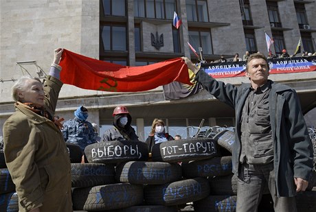 Prorutí separatisté na barikádách ped budovou regionální správy v Doncku. 