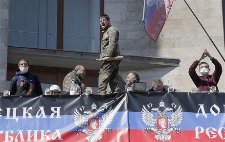 Separatisté v obsazené vládní budov v Doncku.