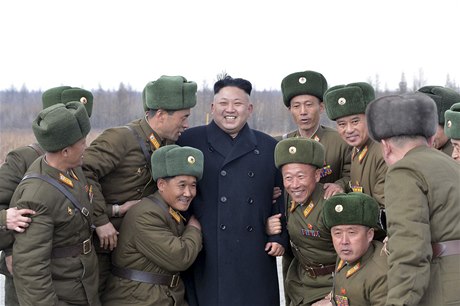 Severokorejský vdce Kim ong-un pozuje s dstojníky Korejské lidové armády.