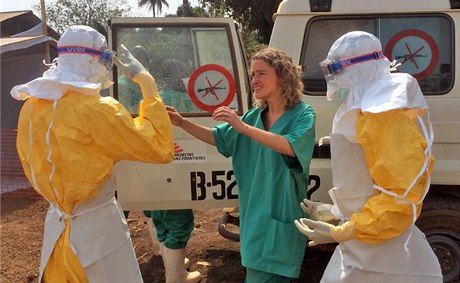 Pracovníci organizace Lékai bez hranic instruují, jak se správn chránit ped nákazou virem ebola.