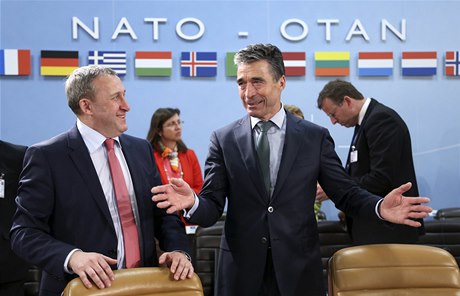 Ukrajinský ministr zahranií Andrej Decycja naslouchá generálnímu tajemníkovi NATO Andersi Fogh Rasmussenovi na úterním zasedání v Bruselu.