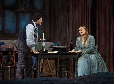 Kristine Opolaisová a Vittorio Grigolo v sobotní premiée Pucciniho opery La Bohéme v Metropolitní opee v New Yorku.