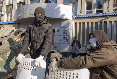 Prorutí povstalci ped budovou tajné sluby SBU ve východoukrajinském Luhansku.