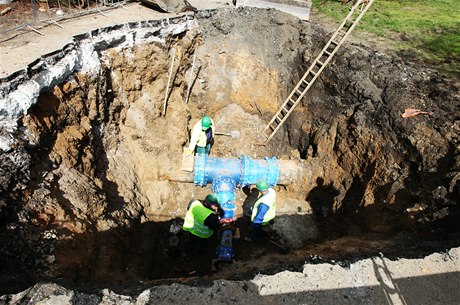 Havárie potrubí nechala 30 tisíc Praan bez dodávky vody.