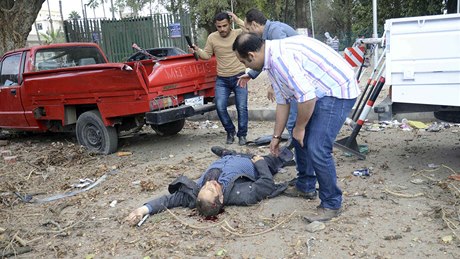 Pi atentátu zemel brigádní generál egyptské policie a jeden civilista, dalích sedm lidí utrplo zranní.