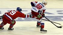 Niko Kapanen (vlevo) ze Lva a Vladislav Kartajev z Lokomotivy. | na serveru Lidovky.cz | aktuální zprávy