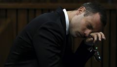 Oscar Pistorius pláe v soudní síni.