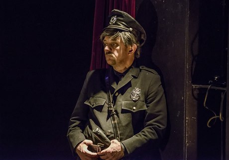 Petr tvrtníek jako Policista v inscenaci ílenství v Divadle Na zábradlí