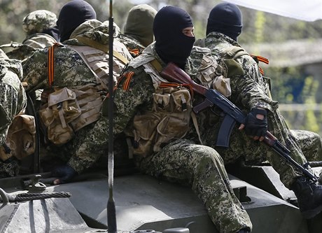 Maskovaní ozbrojenci mají pod kontrolou msto Slavjansk na východ Ukrajiny.