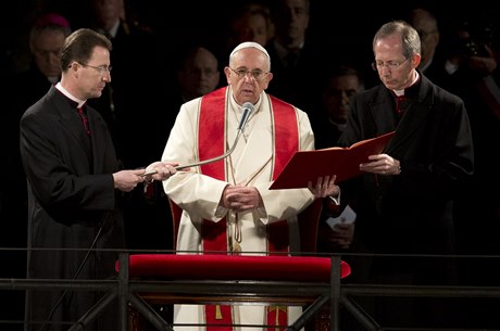 Pape zahájil kíovou cestu, doprovodily ho desetitisíce poutník