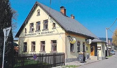 Výletní restaurace U Brusírny na první pohled psobí pívtiv, s pokrmy a obsluhou u je to horí 