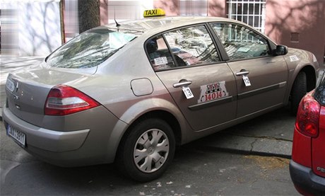 Snímek automobilu zasteleného taxikáe. 