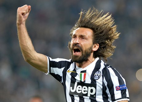 Andrea Pirlo z Juventusu slaví gól do sít Lyonu