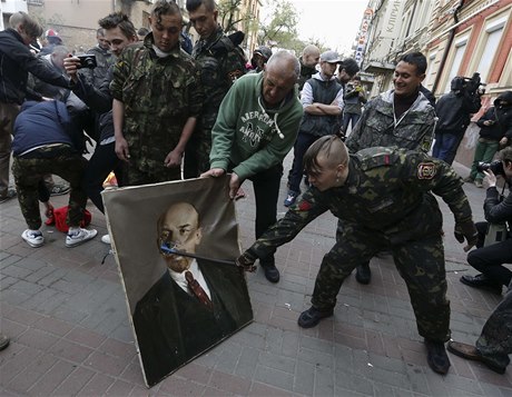 Písluníci kyjevské domobrany nií Leninv portrét ((ilustraní fotografie).
