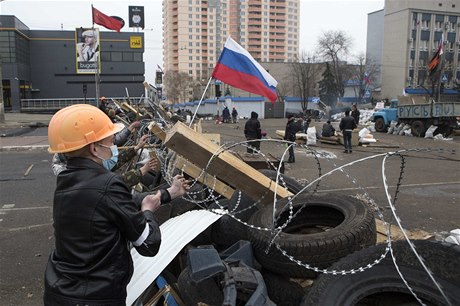 Prorutí radikálové na barikádách v Luhansku.