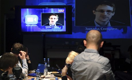 Edward Snowden se ptá Vladimira Putina. Novinái sledují iv penáenou debatu.