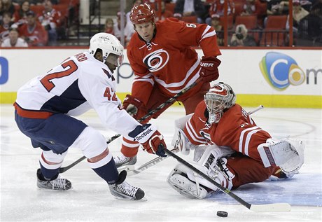 Hokejista Joel Ward z Washingtonu Capitals stílí proti gólmanovi Carolina Hurricanes 