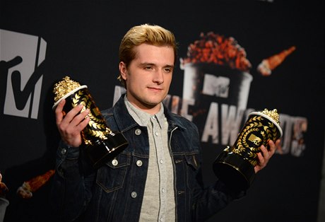 Herec Josh Hutcherson pózuje s cenami MTV za film Hunger Games: Vraedná pomsta