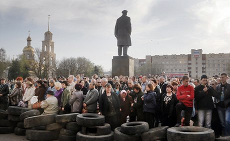 Lidé se úastní proruského shromádní vedle sochy sovtského revoluního vdce Vladimira Lenina v centru Slavjansku. Pátek 18. dubna 2014.