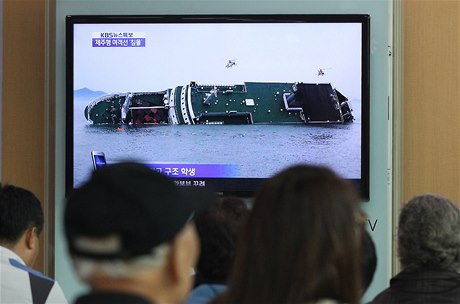 Více ne 300 lidí se poheuje po dnením potopení jihokorejského trajektu u beh Korejského poloostrova. Podle erstvých informací, je poskytla jihokorejská pobení strá, se podailo zachránit 164 osob, avak více ne 300 lidí je nezvstných. 