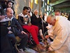 Mezi dvanácti handicapovanými, jim pape umyl nohy,  byli krom Ital i ti cizinci, vetn 75letého muslima pvodem z Libye. Nejmladí osobou byl 16letý chlapec z Kapverd. Obadu se zúastnila i 27letá Etiopanka.