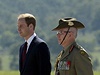 Princ William pijímá pozdrav od velitele stráe bhem pehlídky australského letectva RAAF na základn v Amberley