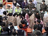Podle erstvých informací, je poskytla jihokorejská pobení strá, se podailo zachránit 164 osob, avak více ne 300 lidí je nezvstných. 