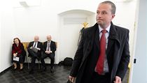 Obžalováni byli rozhodčí Tomáš Adámek, Pavel Býma a bývalý funkcionář Táborska a Čáslavi Martin Svoboda. Na snímku bývalý šéf disciplinární komise Jiří Golda, druhý zprava vzadu je šéf fotbalové Plzně Tomáš Paclík. | na serveru Lidovky.cz | aktuální zprávy