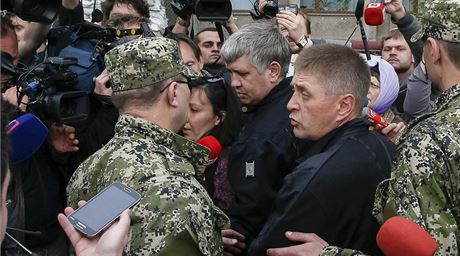 Samozvaný starosta Slavjansku Vjaeslav Ponomarjov (druhý zleva) hovoí s novinái.