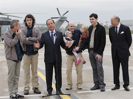 Francouzský prezident Hollande pivítal tveici noviná, kteí byli uneseni v Sýrii