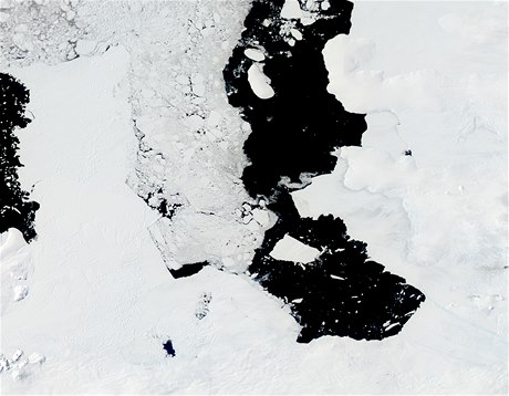 Satelitní snímky ledového ostrova B-31. Ten se v dubnu celý odtrhl od mateského ledovce Pine Island Glacier a nyní pluje oceánem.