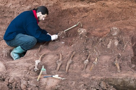 Archeologové a policisté nali zatím kosterní zbytky tí lidí a na míst stále pokraují v pátrání. 