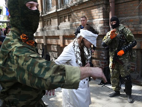 Separatisté na východ Ukrajiny zadrují nkolik noviná 