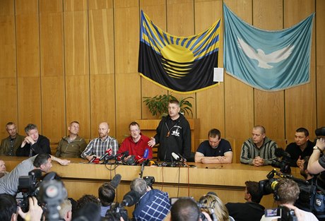 Samozvaný starosta Slavjanska Vjaeslav Ponomarjov promlouvá na tiskové konferenci.