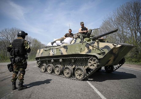 Ukrajintí vojáci poblí msta Slavjansk, které ovládají prorutí ozbrojenci.