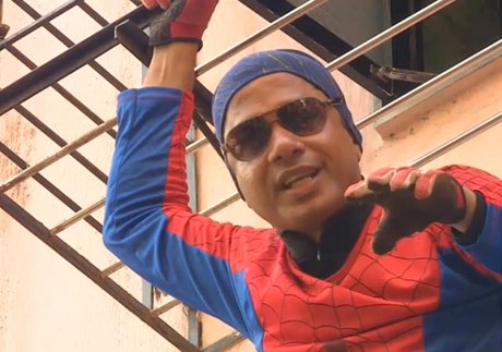 Ve volbách v Indii kandiduje Spiderman. Skáe lidem do oken a prosí je o hlas